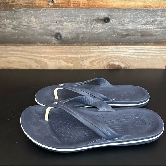 Crocs CrocBand Men’s Blue Thong Sandals Shoes 12 Slip On Shower Gym Flip Flops - Picture 2 of 9